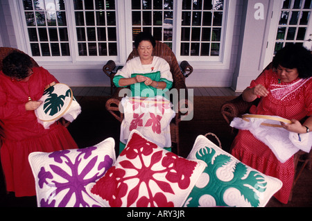 Tre donne al di fuori di trapuntatura di Lanai's Koele lodge Foto Stock