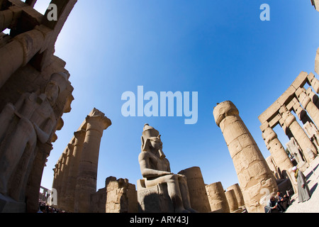 Statua di Ramses II in estate sole Tempio di Karnak Luxor UNESCO World Heritage Site Egitto Nord Africa Foto Stock