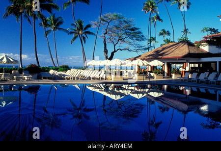 La piscina e il terrazzo al Halekulani Hotel, che si trova sulla spiaggia di Waikiki davanti a Honolulu Foto Stock