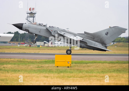 RAF Tornado G4 svasato mentre toccando il naso in aria Foto Stock