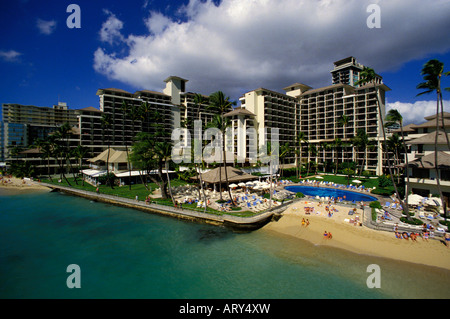 Vista aerea dell'Halekulani Hotel, stabilimenti circostanti e sul fronte spiaggia in Waikiki Foto Stock