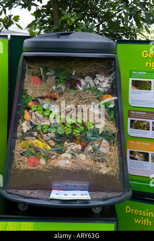 In spaccato il compost bin per mostrare la sezione attraverso la putrefazione dei rifiuti alimentari all'interno Foto Stock