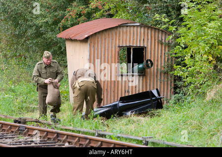 Bomb Disposal team durante la seconda guerra mondiale la rievocazione di disinnescare bombe nemiche Foto Stock