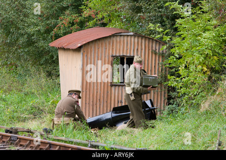 Bomb Disposal team durante la seconda guerra mondiale la rievocazione di disinnescare bombe nemiche Foto Stock