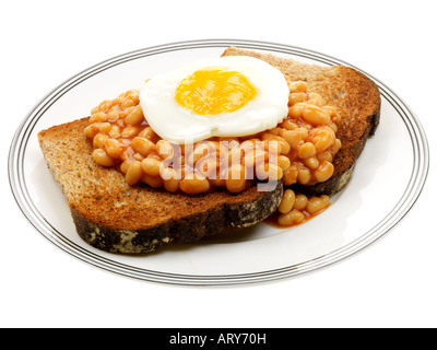 Fagioli al forno e uovo fritto su pane tostato Foto Stock