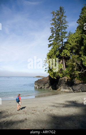 Donna sulla spiaggia a Halfmoon Bay con il mare di nebbia sulla skyline Pacific Rim national park riserva isola di Vancouver in Canada Foto Stock