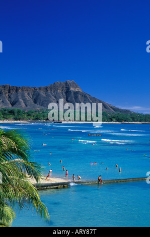 Il Cratere del Diamond Head. Una delle Hawaii è più distinguibili i punti di riferimento, situato vicino alla famosa spiaggia di Waikiki Beach sull'isola di Oahu. Foto Stock