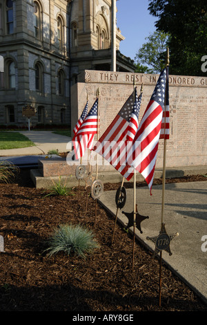 Bandierine americane la linea del bordo del memoriale di guerra in Sidney Ohio il Memorial Day Foto Stock