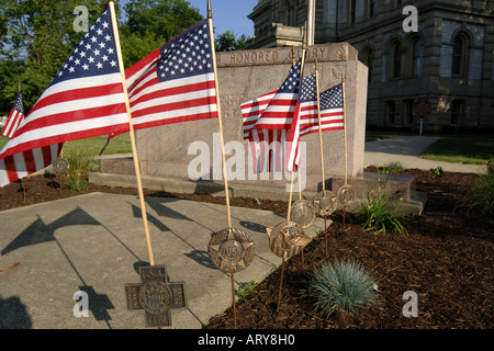 Bandierine americane la linea del bordo del memoriale di guerra in Sidney Ohio il Memorial Day Foto Stock