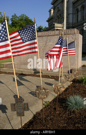 Bandierine americane la linea del bordo del memoriale di guerra in Sidney Ohio il Memorial Day Foto Stock