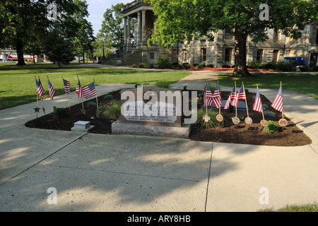 Bandierine americane la linea del bordo del memoriale di guerra in sidney ohio il memorial day Foto Stock