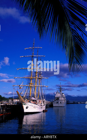 Il vecchio incontra il nuovo come un vintage sailing vessel dal Sud America mori nel moderno porto Marina di Pearl Harbour. Foto Stock