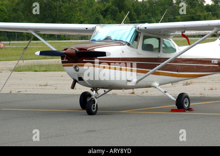 Cessna152 legata giù come normale quando non è in uso presso il Port Huron aeroporto comunitario, michigan mi Foto Stock