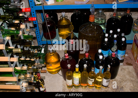 Home brew cantina con fermentazione damigiane contenenti il vino e la birra Foto Stock