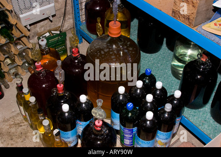 Home brew cantina con fermentazione damigiane contenenti il vino e la birra Foto Stock