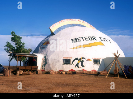 Vecchio stile Adobe regali sul vecchio tracciato 66 in Meteor City Arizona Foto Stock