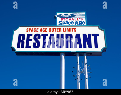 Stovalls Space Age limiti esterni restaurant sign in Gila Bend Arizona Foto Stock