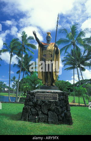 Una bella statua del Re Kamehameha Il Grande sorge majesticaly lungo re Kamemehameha autostrada vicino al centro cittadino di Hilo. Foto Stock