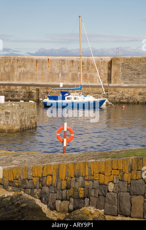 Barca ormeggiata a Portsoy Harbor North East Scotland, Regno Unito Foto Stock