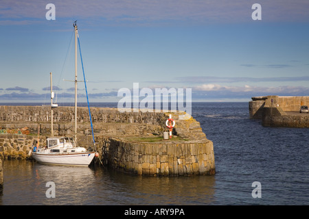 Barca a vela ormeggiata al porto di Portsoy; Scozia nord-orientale, Regno Unito Foto Stock