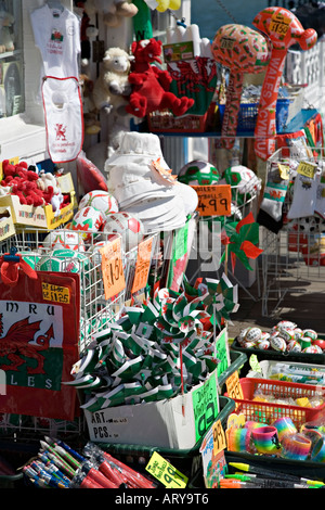 Bandiere mulini a vento giocattoli e altre località gli articoli in vendita il Galles Llandudno Regno Unito Foto Stock