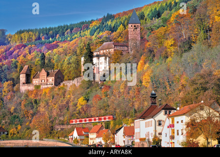 Via lungo il fiume Neckar e il castello di Zwingenberg, Odenwald, Germania Foto Stock