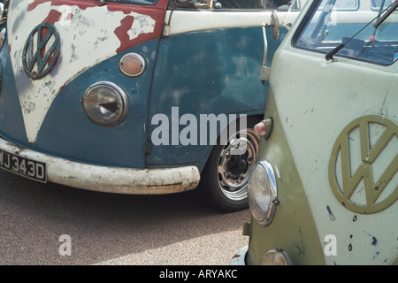 Una coppia di scruffy rusty Volkswagen VW tipo 2 split camper. Foto Stock