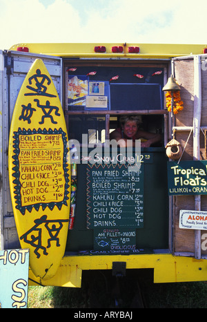 Giallo 'Shrimp Shack' cibo preferito arrestare sia per la gente del posto e turisti. Vicino alla città di Punaluu su Oahu di costa sopravento Foto Stock