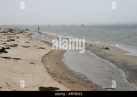Camminando lungo la spiaggia tempestosa a Monomoy National Wildlife Refuge, Chatham, Massachusetts. Foto Stock