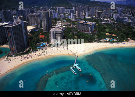 Vista aerea dell'Hilton Hawaiian Village sulla spiaggia di Waikiki con oceano blu e gli altri alberghi. Foto Stock