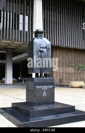 Statua del rinomato sacerdote belga, Padre Damiano, sorge in omaggio all'ingresso delle Hawaii State Capitol Building in Foto Stock