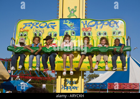 Bambini a bordo della tramoggia di rana Coney Island NEW YORK CITY Foto Stock