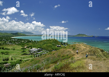 Gli escursionisti godono di una spettacolare vista della Baia di Kailua e Lanikai beach dal Lanikai ridge trail.Windward Oahu. Foto Stock