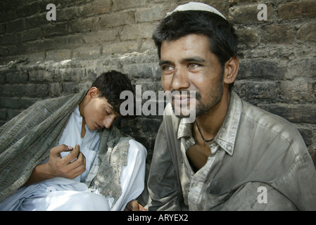 Migliaia di utenti di eroina sono viventi in canaline di raccolta e di evacuazione delle acque reflue della città di Peshawar Foto Stock