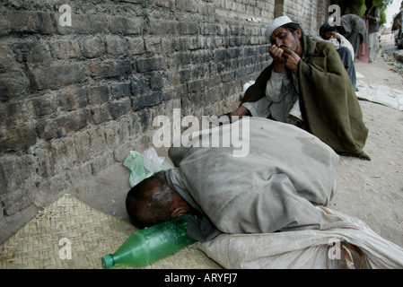 Migliaia di utenti di eroina sono viventi in canaline di raccolta e di evacuazione delle acque reflue della città di Peshawar Foto Stock