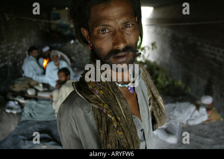 Migliaia di utenti di eroina sono viventi in canaline di raccolta e di evacuazione delle acque reflue della città di Peshawar Foto Stock