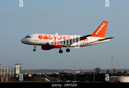 EasyJet Svizzera un aeromobile Airbus A319 atterraggio all'Aeroporto Internazionale di Birmingham, Inghilterra, Regno Unito Foto Stock