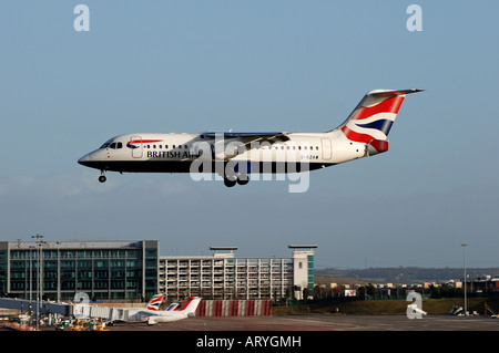 British Airways Avro RJ100 aerei di atterraggio all'Aeroporto Internazionale di Birmingham, Inghilterra, Regno Unito Foto Stock