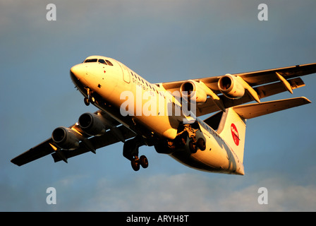 Orionair BAe 146 gli aeromobili in avvicinamento all'Aeroporto Internazionale di Birmingham, Inghilterra, Regno Unito Foto Stock