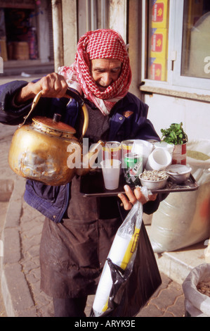 Il vecchio uomo Giordani Vendita di tè alla menta Amman Giordania il Medio Oriente Foto Stock