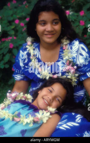 Due giovani ragazze che indossano ilo e muumuus Foto Stock