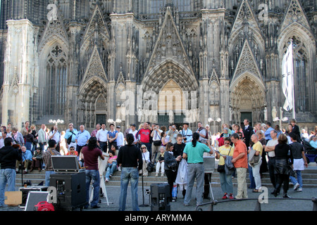 La folla di persone che guardano spettacolo di strada di fronte la Cattedrale di Colonia Nord Reno Westfalia Germania