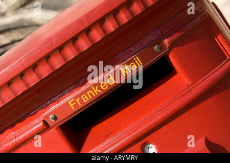 Primo piano della casella postale lettera affrancata rossa Inghilterra Regno Unito GB Gran Bretagna Foto Stock