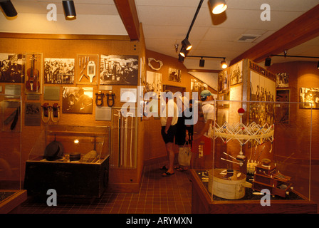 Ai visitatori la visione di foto e artefatti a Whalers Village Museum. Foto Stock