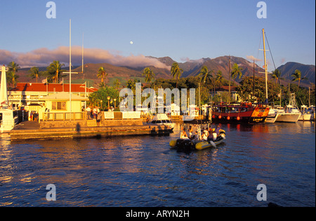 Lahaina Harbor al tramonto con la luna piena che si eleva al di sopra del West Maui Mountains. Foto Stock