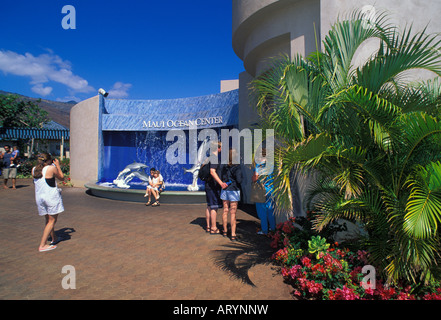 Turisti che si godono un pomeriggio e foto op a Maui Ocean Center. Situato centralmente a Maui in Ma'alaea Harbour, è stato Foto Stock