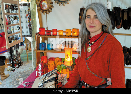 Donna al cavalletto medievale al Märchen- und Sagentage in Reichelsheim, Odenwald, Germania Foto Stock