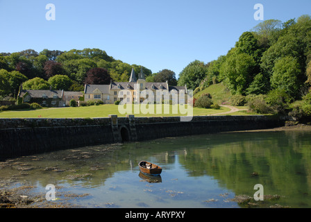 Luogo di casa sulla passeggiata lungo la costa sud occidentale il percorso verso St Anthony Head da luogo Ferry St Mawes Foto Stock