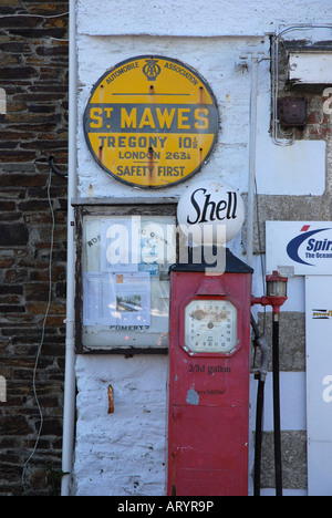 Fotografo Howard Barlow - Shell in disuso le pompe di benzina in St Mawes, Cornwall Foto Stock