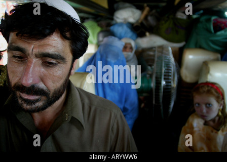 I rifugiati afgani a Peshawar è costretto a tornare in Afghanistan Foto Stock